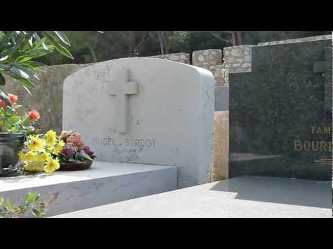 TOMBE DES PARENTS DE B.BARDOT AU CIMETIERE MARIN DE ST TROPEZ