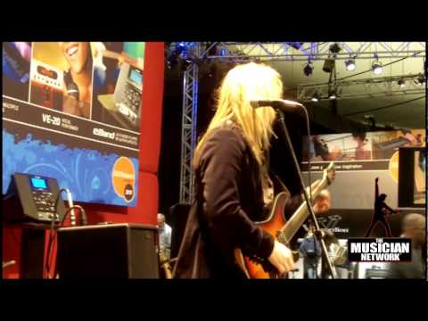 Thumbnail for WINTER NAMM 2010 - ROLAND BOOTH - ME-25 Demonstration / Raw Footage