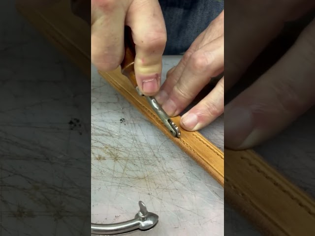 Vídeo relacionado con UHAPEER conjunto de herramientas de cuero, manualidades de cuero con herramientas, artesanías de cuero con video tutoriales, sellos, juegos de proyectos artesanales, juegos de cuero para cuero