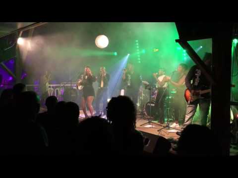 David et Corine avec le groupe FMI en live