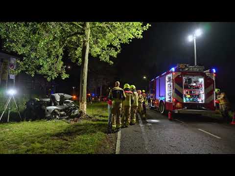 Twee ernstig gewonden bij brandend voertuig Sleeuwijk, omstanders redden inzittenden