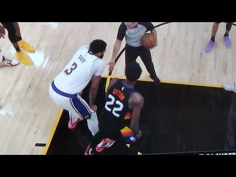 A.D and Ayton fight over jump ball space 👀