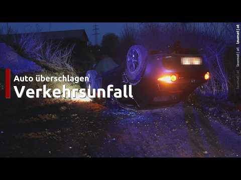 Auto bei Verkehrsunfall in Enns gegen Erdwall geprallt und überschlagen