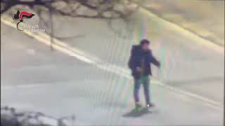 Bologna, minaccia i clienti del Gran Reno con un coltello: fermato dai carabinieri