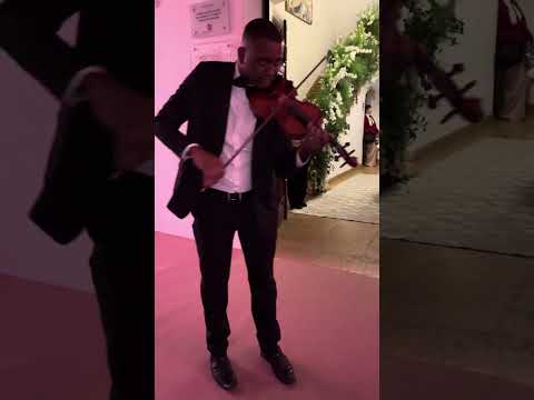 Violino recepcionando os convidados na entrada do salão Locanda