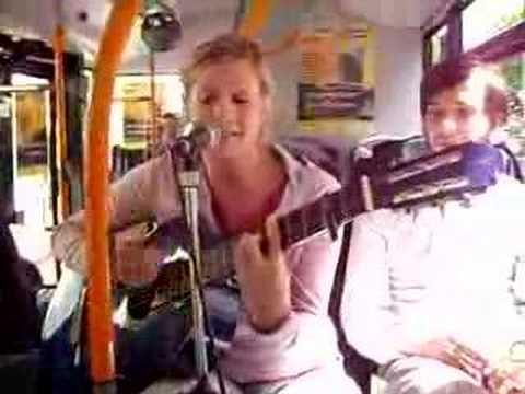 Meike Büttner singt im Lese-Bus in Hannover 1