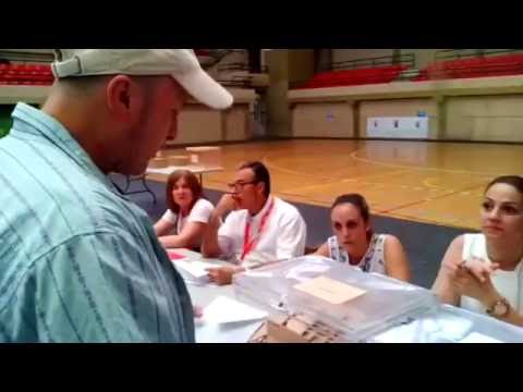 Stefan rompe su voto ante la mesa electoral