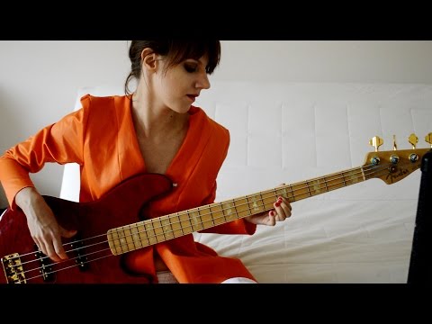 Olivia Anna Livki's bass-riff-tutorial