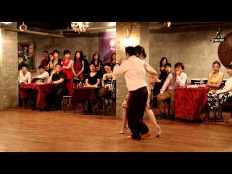 El torito Jiwoon y Luna bailando 'No culpes al amor'