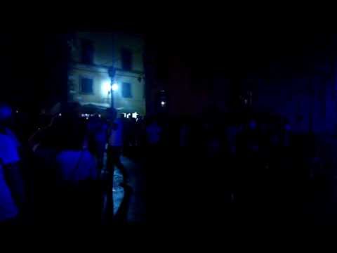 Cori alla Notte Bianca di Lucca fra fazioni opposte di giovani