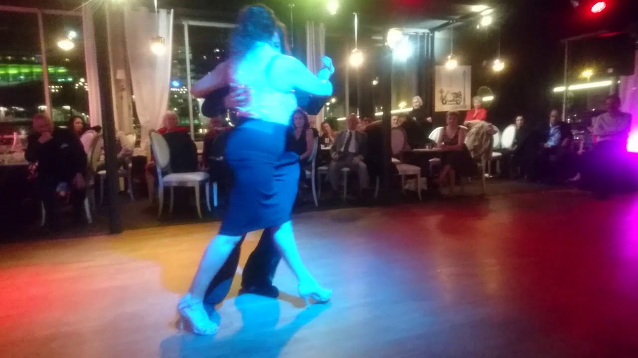 Mariana López Cattini & Pilar Mo bailan Juan D 'Arienzo "Bien Pulenta" Tango Barge -Paris