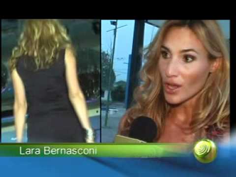 Desfile Sociedad de Beneficencia. Notas con Lara Bernasconi y Nicole Neuman.mpg