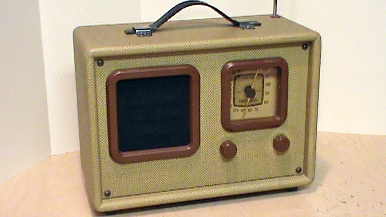 "1950s" Crosley Traveler suitcase radio repaired