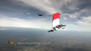 Download lagu KOPASSUS CIPTAKAN REKOR TERJUN FREEFALL BAWA BENDERA TERBESAR mp3
