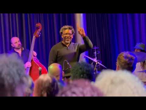 Leon Foster Thomas gets the crowd singing at Vortex Jazz Club