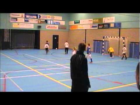 12-02-2011 Sheryl met Asserboys E2 Zaalvoetbalkampioen 2010-2011.wmv
