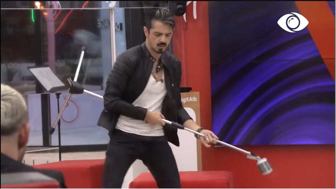 Edhe pse pa tekst, Amosi e gjen zgjidhjen për të realizuar performancën e tij