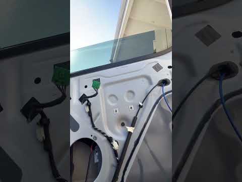 Manually rolling up an electric window