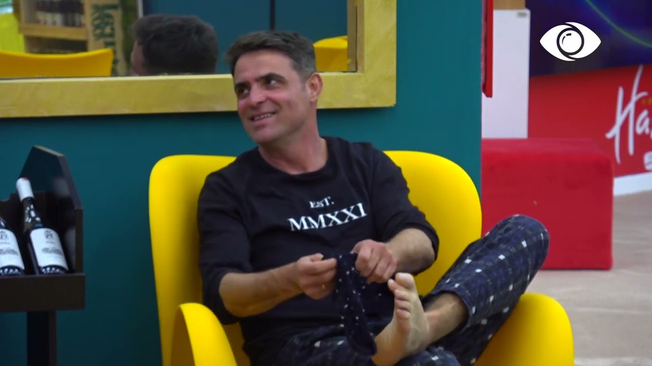 Luizi inskenon një zarf të bardhë në living