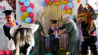 Download lagu VICHO WISUDA TK MEMBAWA BARONGAN POCONG PUTIH mp3