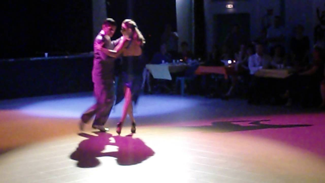 Julia et Andres Ciafardini - Fumando Espero (Hector varela)