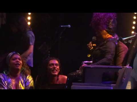 Elza Soares + Liniker e os Caramelows - "Espumas Ao Vento"