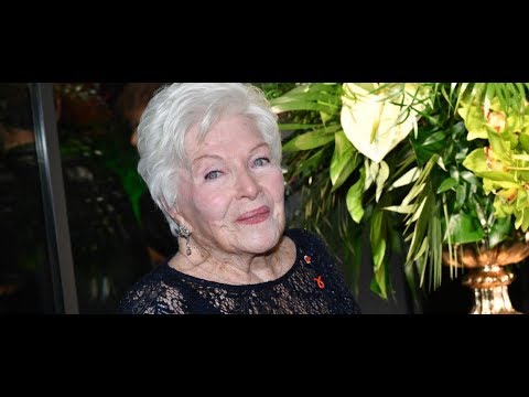 ✅  EXCLU – Line Renaud submergée par l'émotion face à Claude Chirac et Muriel Robin, ses « filles de