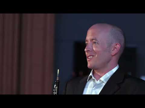 Fox 800 Professional Oboe Demonstration