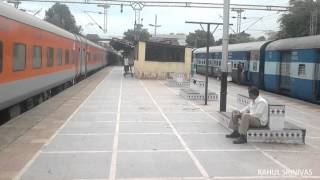 preview picture of video 'Rajdhani Express Overtakes the Flying Ranee Superfast!'