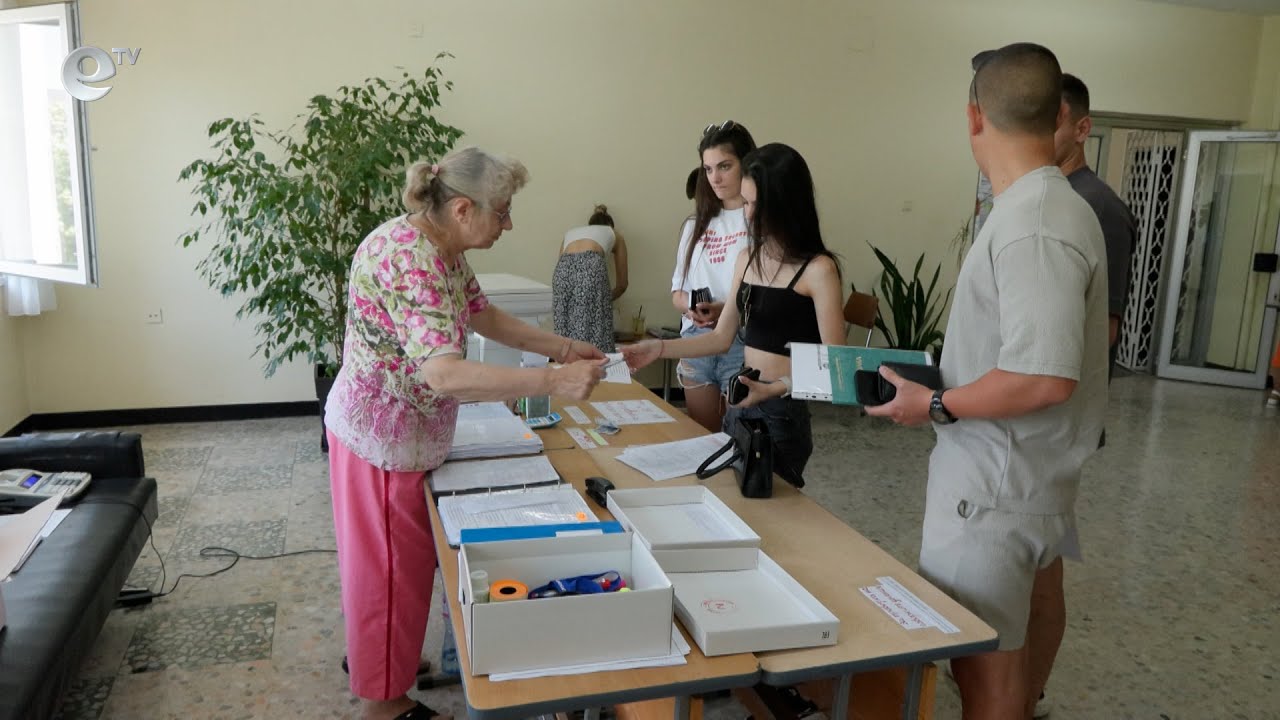 Опашка от кандидат-студенти се изви в Центъра за прием на документи в Хасково
