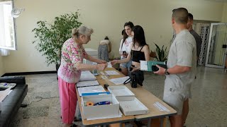 Опашка от кандидат-студенти се изви в Центъра за прием на документи в Хасково