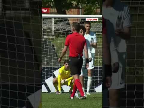 🤨 Cette erreur du gardien de l'équipe de France U17... #shorts