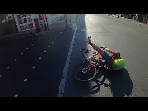 London Road cycling accident crash Moped hits cyclist & runs away | scooter bate em ciclista e foge