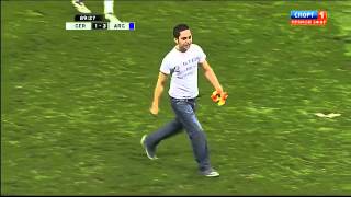 a fan run in the field for Lionel Messi he is suprised
