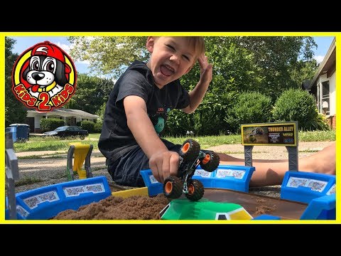 Monster Jam Toys - MONSTER DIRT ARENA SET (ft. Max-D, 2 lbs Kinetic Sand, Freestyle Show Highlights)