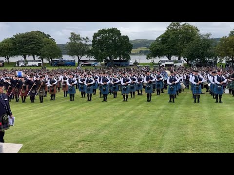 Over 1000 pipers playing at the same time saluting the chieftain