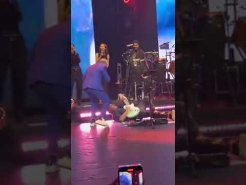 Alejandro Sanz tropieza con su guitarrista en pleno concierto #musica #guadalajara