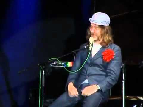 Helge Schneider - simuliert Mikrofonausfall Wackelkontakt 2004 (Live@Ulm)