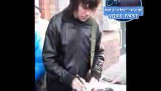 Ian Brown signing autographs! Stone Roses