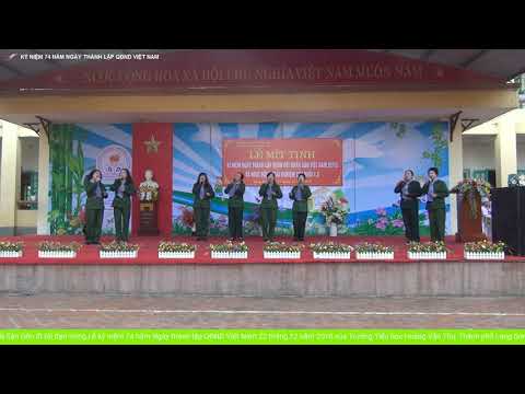 lớp 5a6 xem các cựu chiến binh hát bài Cô gái Sài Gòn đi tái đạn