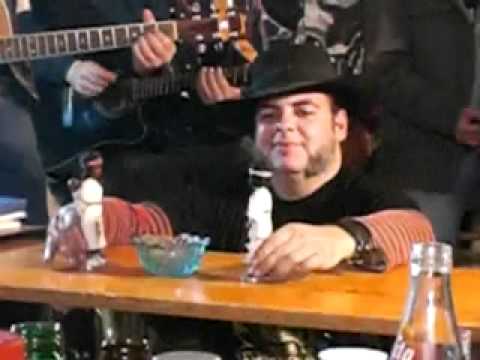 Brauner Bär und weisse Taube