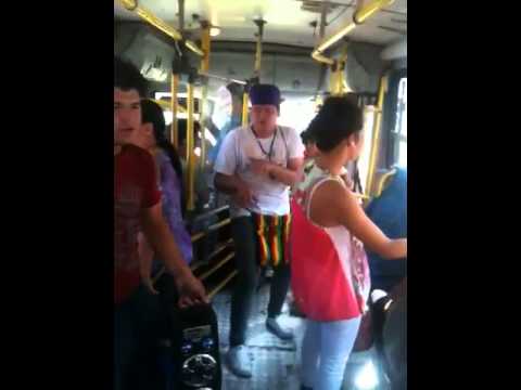 Hermanos raperos en el colectivo