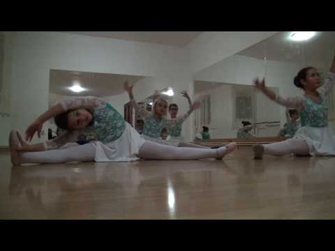 Micile balerine din Alba Iulia fac exerciţiile de încălzire