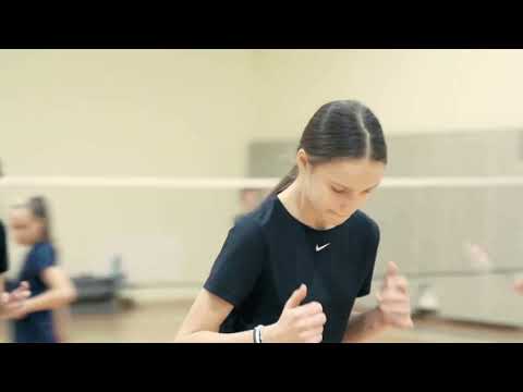 BADMINTONO TRENIRUOČIŲ METU vaikai  smagiai leidžia laiką, bet yra mokomi ir badmintono technikos.