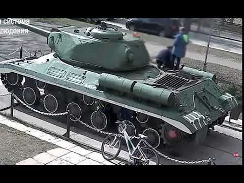 Когда детишкам скучно, они начинают разбирать танки