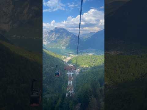 Mit der Feuerkogel-Seilbahn auf den Berg gondeln und  „50 shades of green“ Aussicht genießen 🥰