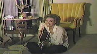 Jan Howard Singing in Her Friends&#39; Living Room in 1980