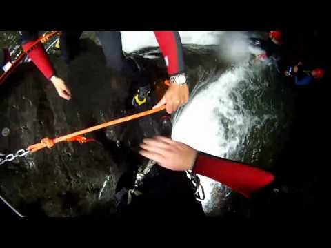Canyoning Obere Auerklamm Ötztal am 29.07.2011 - 8m-Sprung (letzter Sprung der Tour)