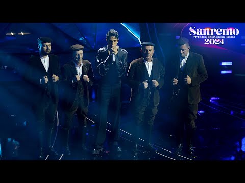 Sanremo 2024 - Mahmood con I Tenores di Bitti canta "Come è profondo il mare"