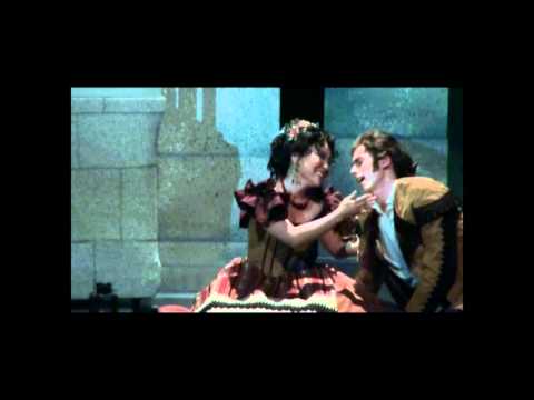 Erica Moon sings Vedrai carino HD